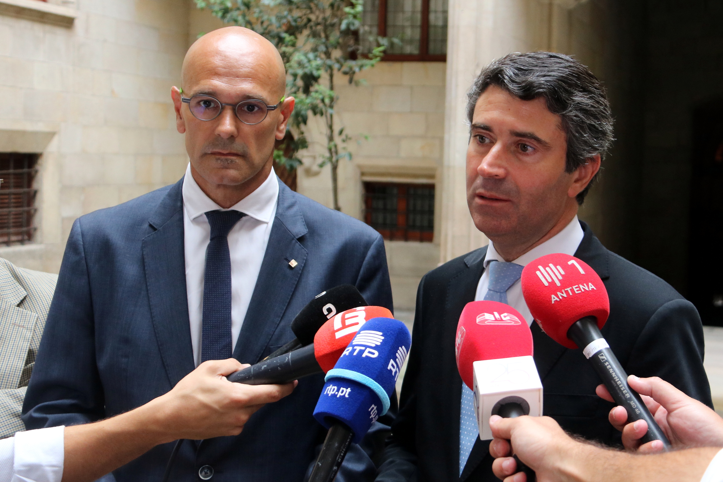 Catalan Foreign Affairs minister, Raül Romeva, and the Secretary of State of the Portuguese Communities, José Luis Carneiro